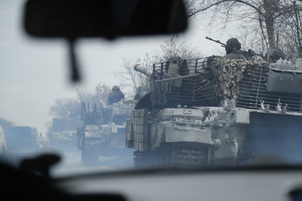 Una hilera de tanques ucranios cerca de la ciudad Severodonetsk. ZURAB KURTSIKIDZE (EFE)